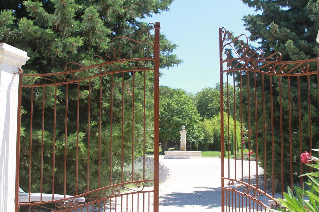 Maison D'Hotes "Les Ecuries Du Mas" Lamanon Kültér fotó